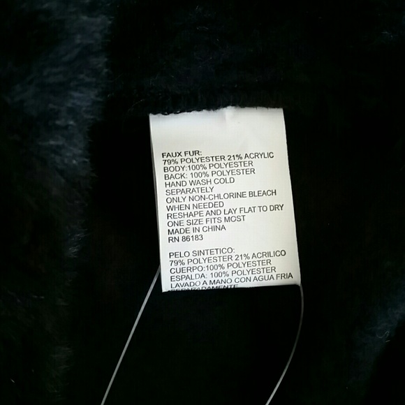 Faux fur collared black chic cape in women. - Picture 8 of 8